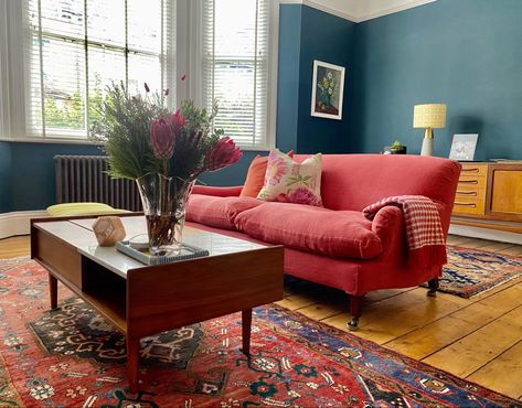 Red Blue Rug Living Room, Red Pink And Blue Living Room, Wooden Theme Living Room, Coral Couch Living Room Ideas, Coral Blue Living Room, Coral Couch Living Room, Living Room Pink Sofa, Persian Rug In Living Room, Blue Walls Red Rug