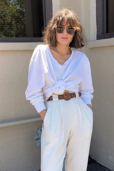 High Waisted Pleated Pants, Penteado Cabelo Curto, Style Inspiration Fall, Short Hair With Bangs, Pleated Pants, White Pants, Raw Silk, Hair Dos, Bobs Haircuts