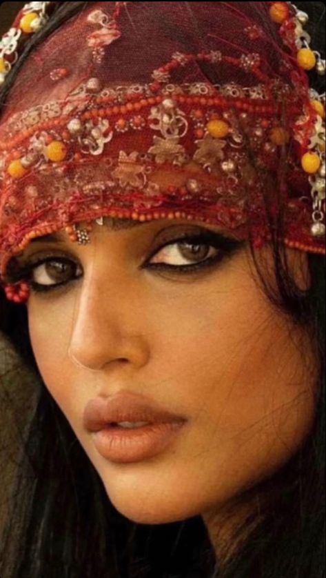 Beaded Headpiece, Boho Inspo, Arabian Women, Arab Beauty, Make Up Inspo, Arab Women, Indian Aesthetic, Arabian Nights, Feminine Aesthetic