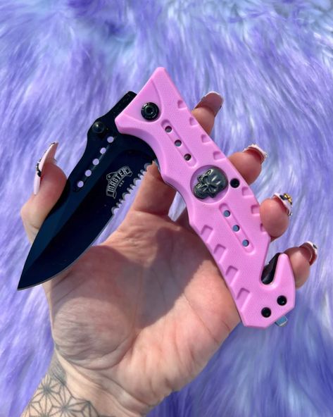 Guess what!? This bad boy is under $25 right now! Fast and Discreet Shipping ✨ Pink Switchblade, Pink Pocket Knife, Rainbow Knife, Stiletto Knife, Grab The Opportunity, Pretty Knives, Glass Breaker, Karambit Knife, Pink Skull