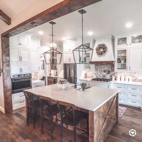 Farmhouse Kitchen Lighting, Farmhouse Kitchen Design, Classic Kitchen, Modern Farmhouse Kitchens, Kitchen Remodel Idea, Farmhouse Kitchen Decor, Style At Home, Kitchen Layout, Rustic Kitchen