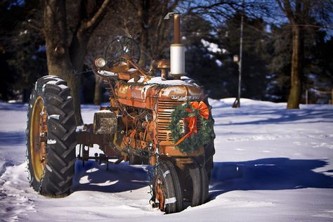 Christmas Tractor | Flickr - Photo Sharing! Tractor Christmas Mini Session, Hay Bale Fall Decor, Rusty Decor, Christmas Mini Sessions Outdoor, Tractor Photography, Outdoor Christmas Photos, Winter Yard, Tractor Decor, Christmas Tractor