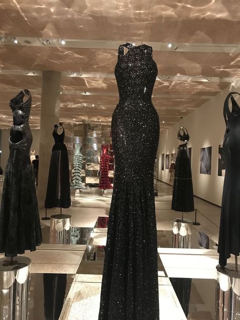 Alaia Gown, Black Dress Runway, Ysl Dress, Royalty Dress, Award Show Dresses, Azzedine Alaïa, Evening Mini Dresses, Bold Dresses, High Fashion Dresses