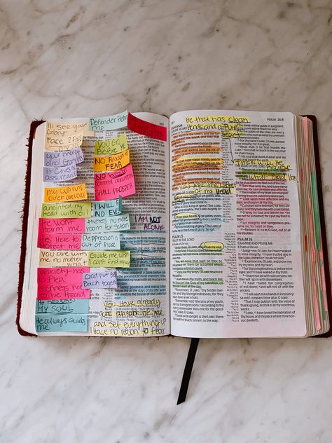 Used Bible Aesthetic, Bible Sticky Notes Ideas, Bible Book Aesthetic, Psalm Bible Journaling, Annotated Bible, Messy Bible, Bible Journaling Inspiration, Bible Wrecking, Bible Goals