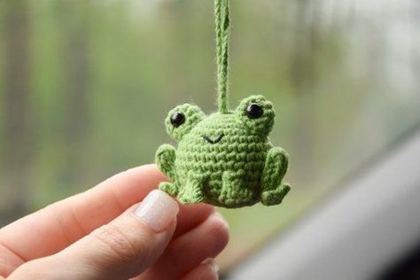 Frog Amigurumi, Knitted Decor, Frog Stuff, Felt Sewing, Man Gifts, Crochet Cardigans, Toys Ideas, Frog Gifts, Crochet Frog