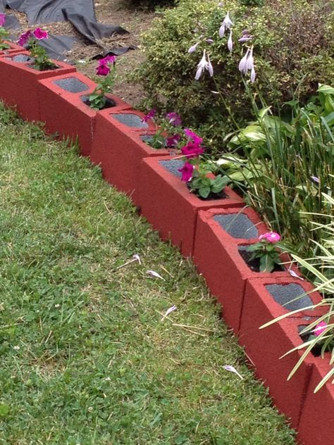 Painted cinder blocks as an edge for landscaping Small Garden Bed Ideas, Diy Garden Edging, Brick Garden Edging, Cinder Block Garden, Cinder Blocks, Building A Raised Garden, Brick Garden, Landscape Edging, Cinder Block