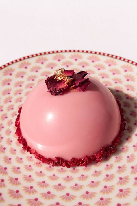 Professional Desserts Recipes, Mousse Cake Plating, Elegant Desserts Beautiful, Entremet Decoration, Professional Desserts, Dome Desserts, Raspberry Entremet, Caramelised Pear, Luxury Desserts