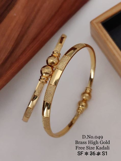 Simple Gold Bangle, Kids Gold Jewelry, Unique Gold Jewelry Designs, Delicate Gold Jewelry, Gold Jewels Design, Gold Bangles For Women, New Gold Jewellery Designs, Modern Gold Jewelry, Gold Bridal Jewellery Sets