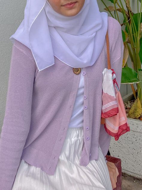 Purple Cardigan Outfits Hijab, Hijabi Cardigan Outfit, Lilac Outfit Hijab, Lilac Cardigan Outfit, Purple Cardigan Outfits, White Under Shirt, Aesthetic Hijabi Outfits, Purple Top Outfit, Aesthetic Outfits Hijab