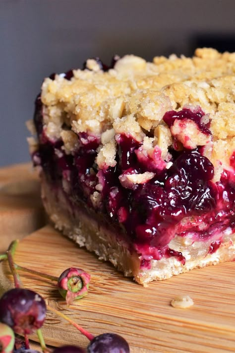 Cobbler Bars, Saskatoon Berry, Crumb Cake Recipe, Rhubarb Crisp, Cake Mug, Vegan Blueberry, Blueberry Cobbler, Berries Recipes, Crumb Cake