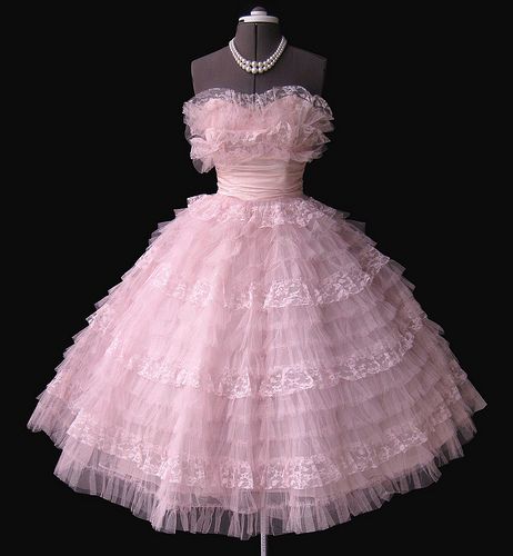 1950s Prom, 1950s Prom Dress, 50s Prom, Mode Kawaii, Vintage Prom, Pink Prom Dress, Pink Prom, Retro Mode, Vintage Gowns