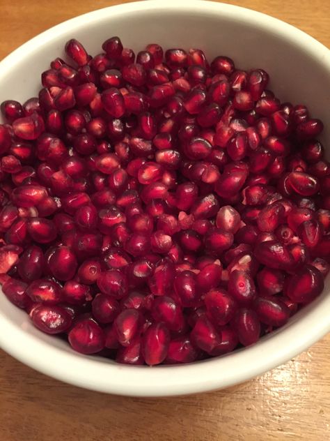 Pomegranate Bowl, Fruit Cereal, Healthy Lunch Snacks, Food Babe, Healthy Recipies, Healthy Food Motivation, Pomegranate Seeds, Food Humor, Fruit Smoothies