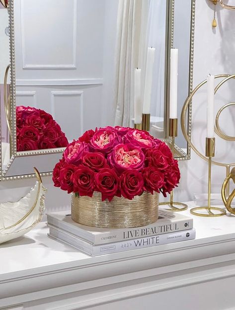 Aesthetic Flower Decor, Red Rose Home Decor, Pink Vases Decor, Romantic Apartment Decor, Bedroom Flower Arrangements, Red Gold Living Room, Posh Decor, Gold Vase Flowers, Gold Vase Decor