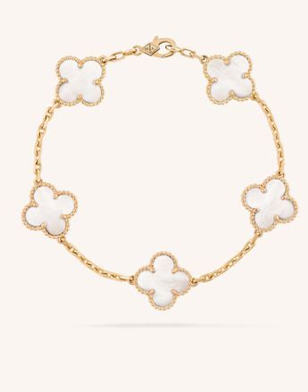 Van Cleef And Arpels Jewelry, Inexpensive Jewelry, Jewelry Accessories Ideas, Jewelry Essentials, Classy Jewelry, Jewelry Lookbook, Cheap Jewelry, Classic Jewelry, Affordable Jewelry