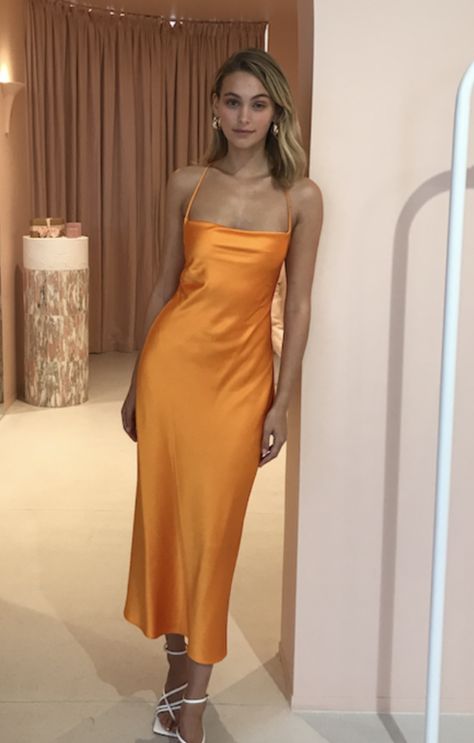 Silk Orange Dress, Orange Silk Formal Dress, Orange Satin Dress, Orange Silk Dress, Mode Indie, Poorly Dressed, Orange Outfit, Prom Looks, Satin Midi Dress