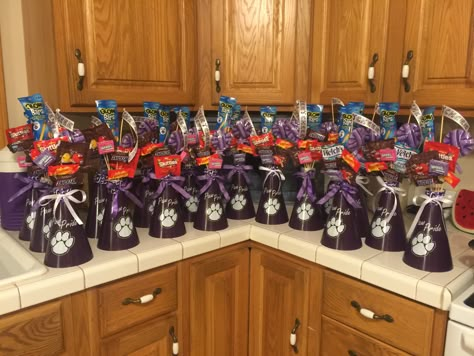 Cheer Team Dinner Decorations, Treats For Cheerleaders, Megaphone Cheer Gifts, Cheerleading Homecoming Ideas, Homecoming Ideas For Cheerleaders, Cheerleader Gifts Diy, Pop Warner Cheerleading, Cheerleader Gifts From Football Players, Gift For Cheerleaders