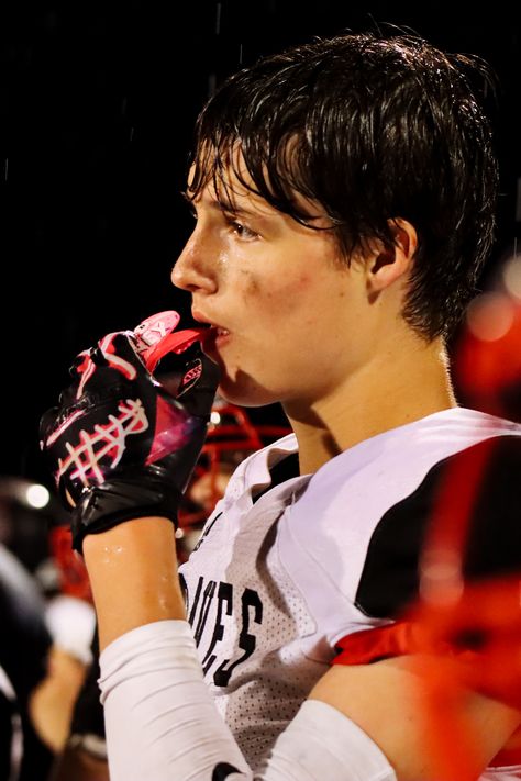 Quarter Back Football Aesthetic, High School Athlete Aesthetic, High School Jock Aesthetic, Quarterback Aesthetic, American Football High School, Football Player Aesthetic, College Football Aesthetic, American Football Aesthetic, Football High School