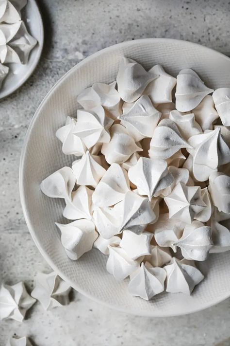 Swiss Meringue Cookies (Meringue Kisses) - Belula Merengue Kisses, Swiss Meringue Cookies, Meringue Kisses Recipe, Making Meringue, Cookies Meringue, Meringue Cookies Recipe, Meringue Cookie, Meringue Cookie Recipe, Meringue Kisses