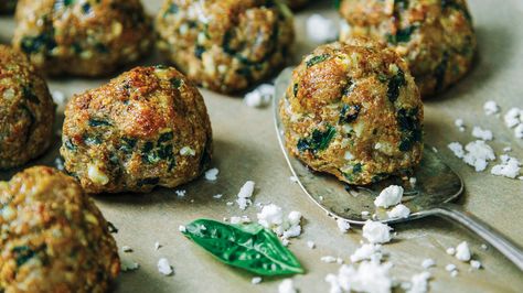 Basil Chicken Meatballs. These Basil Chicken Meatballs are an excellent source of iron and one of the best dietary sources of choline. Muffins Zucchini, Chicken Meatballs Recipe, Clean Chicken Recipes, Chicken Meatball, Clean Chicken, Chicken Meatball Recipes, Best Meatballs, Basil Chicken, Clean Eating Dinner