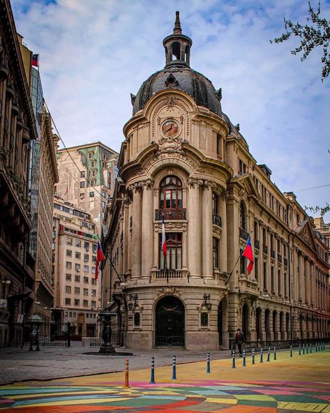 Santiago de Chile, edificio de la Bolsa de Valores. Chile Landscape, Photography Collage, Cross Hatching, Easter Island, Santiago Chile, Travel Activities, Urban Life, Beautiful City, Urban Photography