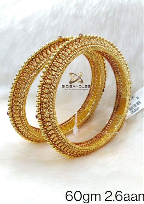 Kolhapuri temple bangles tode #jewelry #goldjewellery #designerjewelry #indianjewels #templejewellery Bridal Gold Bangles Wedding, Bengali Bangles Gold, Tode Bangles Gold, Pacheli Bangle, Temple Bangles, Ad Jewellery, Gold Pendants For Men, Gold Kada, Emerald Stone Rings