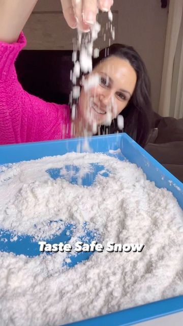 Myriam Sandler - Mothercould on Instagram: "It doesn’t snow in South Florida and I hear snow melts quickly 😉 so here’s a recipe that will last a year 🎉. Taste Safe Snow is AMAZING!! Its taste safe👅, feels cold🥶, has that snowy shine✨ and is not very messy ❄️. • 👉🏼YOU’LL NEED: -1 cup baking soda -1/2 cup sugar -1/2 cup corn starch -1 tbsp cream of tartar -4 tbsp of water, separated  -Medium bowl -Whisk 👉🏼INSTRUCTIONS: 1️⃣Pour the baking soda, sugar, corn starch and cream of tartar into a Corn Starch Crafts, Play Snow Recipe, Snow Recipe, Snow Cake, Play Snow, Snow Balls, Sensory Items, Science For Toddlers, Preschool Christmas Activities