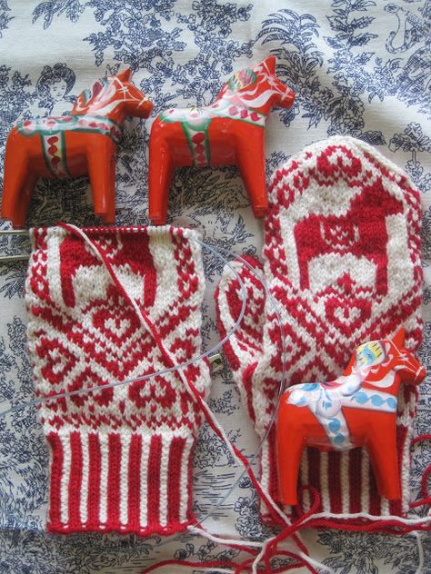 the vintage umbrella: dala horse mittens and a baby sweater Newborn Clothing, Vintage Umbrella, Swedish Christmas, Dala Horse, Designer Baby, Mittens Pattern, Baby Sweater, Knitted Wit, Wrist Warmers