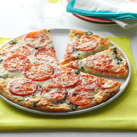 Spinach Pizza Recipe -This tasty pizza is so easy to prepare. My family, including my young daughter, loves it. What an easy way to make a delicious, veggie—filled meal! —Dawn Bartholomew, Raleigh, North Carolina Canned Spinach, Vegetarian Alfredo, Easy Pickle, Tomato Pizza, Meatball Pizza, Tasty Pizza, Spinach Pizza, Caprese Recipes, Pickle Recipes