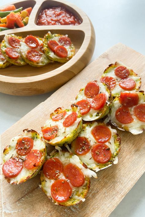 Tiny Bellies, Zucchini Pizza Bites, Zucchini Pizza, Plats Healthy, Zucchini Pizzas, Baby Led Weaning Recipes, Healthy Baby Food, Weaning Recipes, Toddler Lunches