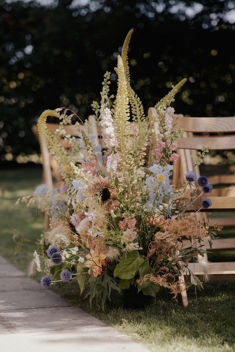 Cottage Garden Flower Arrangement, Spring Wedding Flowers Uk, Meadow Aesthetic Wedding, English Cottage Garden Wedding, Garden Wedding Uk, Country Garden Wedding Flowers, Simple Ceremony Florals, Cottage Wedding Flowers, Wedding Floral Ceremony