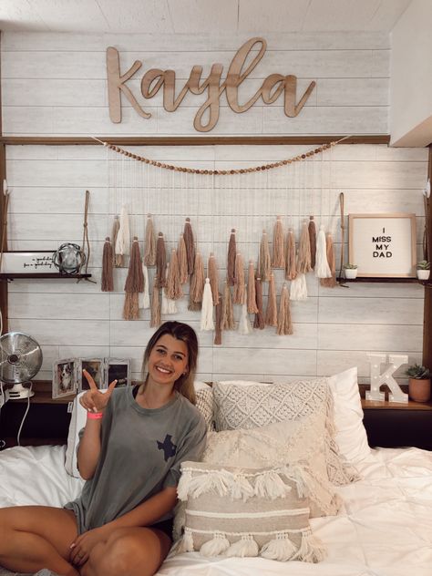 Wooden Dorm Room Ideas, Boho Western Dorm Room Ideas, Tan Dorm Room Ideas, Country Dorm Room Ideas, Rustic Dorm Room Ideas, Western College Dorm, Boho Chic Dorm Room, Western Room Decor Bedroom, Farmhouse Dorm Room