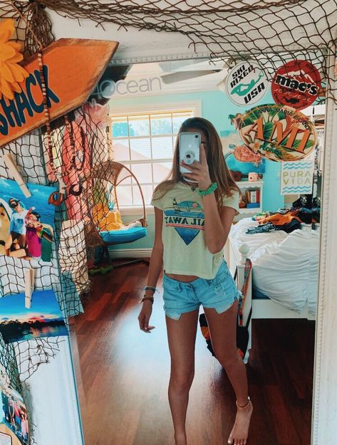 Surfer Outfit, Deco Surf, Zimmer Diy, Surf Room, Beachy Room, Beach Room, Surfer Girl Style, Dorm Room Inspiration, Beach Bedroom