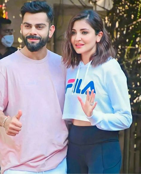 Virat Kohli Couple Photo, Dhoni Back Pose, Virat Kohli Anushka Sharma, Virat Anushka, Virat Kohli Portrait Photography, Anushka Sharma And Virat, Virat Kohli And Anushka, Virat And Anushka, King Kohli