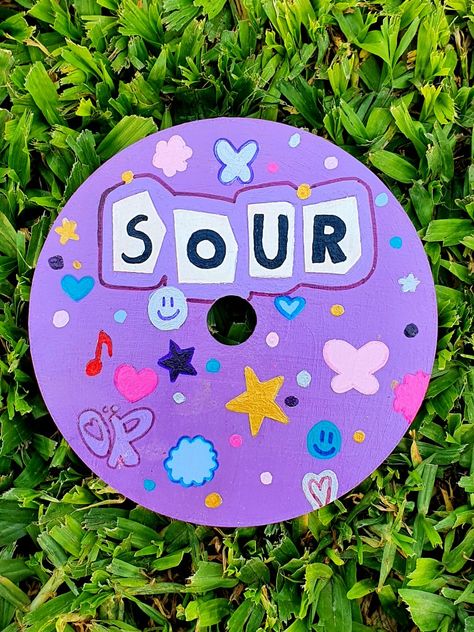 cds pintados Vinyl Record Art Ideas, Sour Album, Cd Idea, Painted Records, Cd Wall Art, Vinyl Art Paint, Cd Wall, Cd Diy, Record Painting