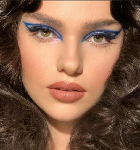 70s Makeup Inspiration, 70s Inspired Makeup, Malvina Isfan, Eyeliner Wing, Foxy Eye, Ig Makeup, Colorful Eyeliner, Vintage Makeup Looks, Artsy Makeup