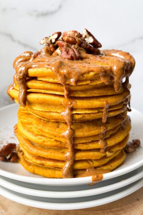 Gluten-Free Oatmeal Pumpkin Pancakes are so easy to make. All you need is 8 ingredients to make these fluffy and healthy pancakes! Oatmeal Pumpkin Pancakes, Bananas Recipes, Pumpkin Oatmeal Pancakes, Frozen Banana Recipes, Gluten Free Pumpkin Pancakes, Pumpkin Cookies Healthy, Oatmeal Pumpkin, Healthy Pancake, No Bake Oatmeal Bars