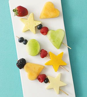 fruit kabobs Cheese Kabobs, Fruit Bouquet, Fruits Decoration, Smart Snacks, Fresh Fruit Recipes, Decorações Com Comidas, Fruit Kabobs, Preschool Snacks, Kids Treat