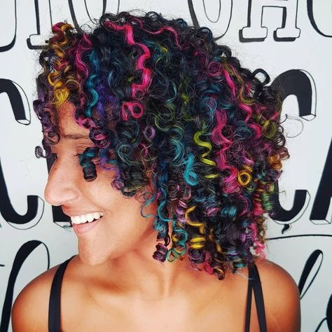 Peekaboo Hair Colors, Iconic Hair, Dyed Curly Hair, Peekaboo Hair, Dyed Hair Inspiration, Colored Curly Hair, Boring Hair, Dyed Natural Hair, Hair Crush