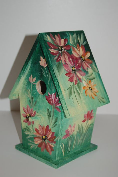 Um mimo pintado a mão. Hand Painted Birdhouses, Bird Houses Ideas Diy, Beautiful Birdhouses, Bird House Kits, Birdhouse Designs, Clay Flower Pots, Bird Houses Painted, Decorative Bird Houses, Bird Houses Diy