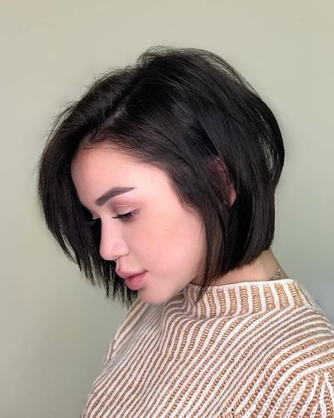 Side-Parted Chin-Length Bob Hairstyle Chin Length Hair Fine Straight, Chin Length Bob With Side Bangs, Medium Short Hairstyles, Thicken Fine Hair, Chin Length Haircuts, Framing Layers, Hair Adviser, Chin Length, Chin Length Bob