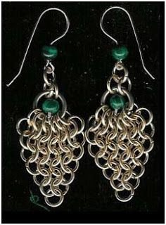 How to Make Easy Chain Maille Earrings Tutorials - The Beading Gem's Journal  #Wire #Jewelry #Tutorial Chain Maille Earrings, Chain Mail Earrings, Jump Ring Jewelry, Chainmaille Jewelry, Chainmail Jewelry, Bijoux Fil Aluminium, Chain Maille Jewelry, Chain Maille, Jewelry Techniques