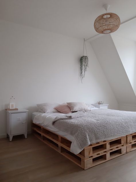 Bed Ideas Pallet, Bed With Pallets Platform, Full Pallet Bed, Wood Palette Bed Platform, Palet Bed Frames, Pallets Under Bed, Wood Crate Bed Frame, Pallet Bed Full Size, Pallette Bed Ideas