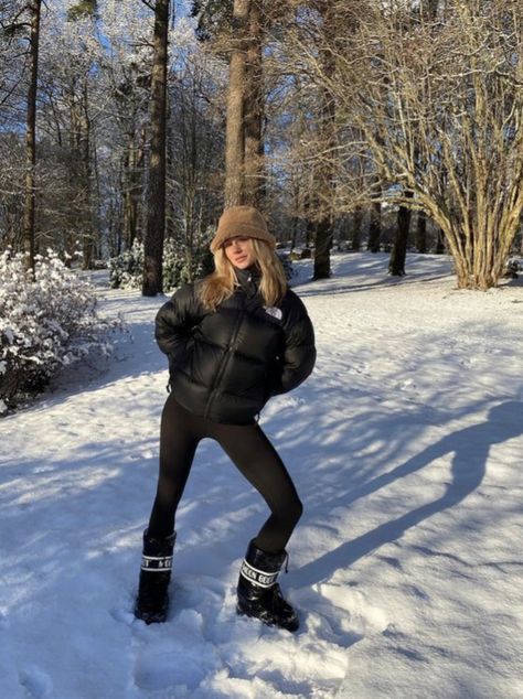 Aspen Outfit Winter, Snow Boots Outfit, Ski Fits, Ski Fit, Norway Winter, Snow Outfit, Puffer Jacket Women, Winter Girls, Moon Boots