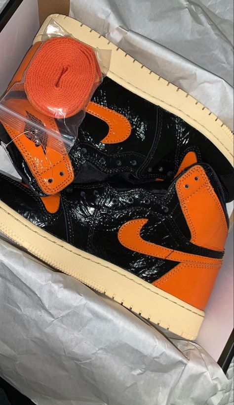 Jordan Shoes Orange, Air Jordan 1s Orange, Orange Jordans Aesthetic, Electro Orange Jordan 1, Jordan Orange, Black Nike Shoes, Basket Vintage, Trendy Shoes Sneakers, Nike Shoes Jordans