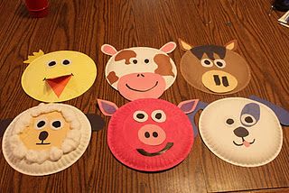 Adorable farm animal masks! (:   Cute blog ideas. Farm Animal Masks, Paper Plate Animals, Kraftangan Prasekolah, Farm Animal Crafts, Farm Animals Theme, Farm Animal Party, Farm Preschool, Farm Activities, Barn Wood Crafts