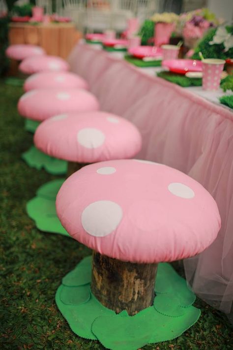 Mushroom Stools for Fairy Garden Party  I think I might put something like this in little lady's magic spot. Tea Party Birthday Theme, Woodland Fairy Party, Fairy Garden Birthday Party, Fairy Tea Parties, Ben And Holly, Tinkerbell Party, Mad Hatter Party, Fairy Garden Party, Alice In Wonderland Birthday