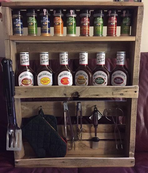 Easy Pallet Projects, Wooden Pallet Shelves, Diy Wooden Shelves, Kitchen Spice Rack, Wooden Pallet Crafts, Bbq Spice, Tool Hooks, Pallet Kitchen, Pallet Projects Easy