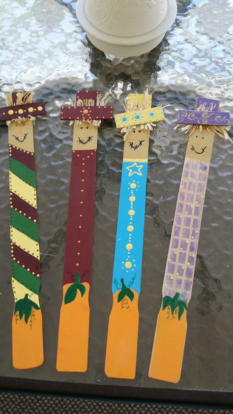 My Paint Stick Scarecrows Paint Stick Scarecrow, September Kids Crafts, Paint Stir Stick Crafts, Paint Sticks Projects, Wood Scarecrow, Paint Stick Crafts, Scarecrow Ideas, Spindle Crafts, Senior Crafts