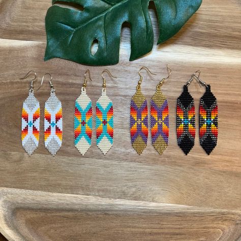 Native American Brick Stitch Earrings, Native American Beadwork Earrings, Beaded Medallion, Beaded Items, Native Beading, Native Beading Patterns, Native Crafts, Native American Beaded Earrings, Brick Stitch Earrings