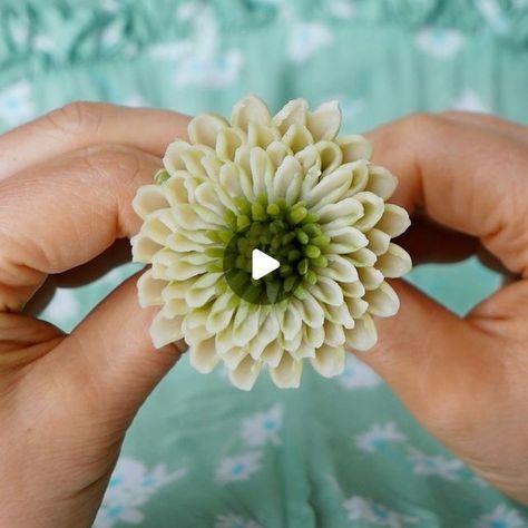 Buttercream Daisy Tutorial, Fairy Wedding Cake, Realistic Buttercream Flowers, Buttercream Pansies, Butterfly Pea Flower Frosting, Forest Fairy Wedding, Piped Flowers, Green Matcha, Piping Tip